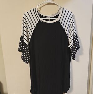 3x Bell Sleeve Black and White Pattern